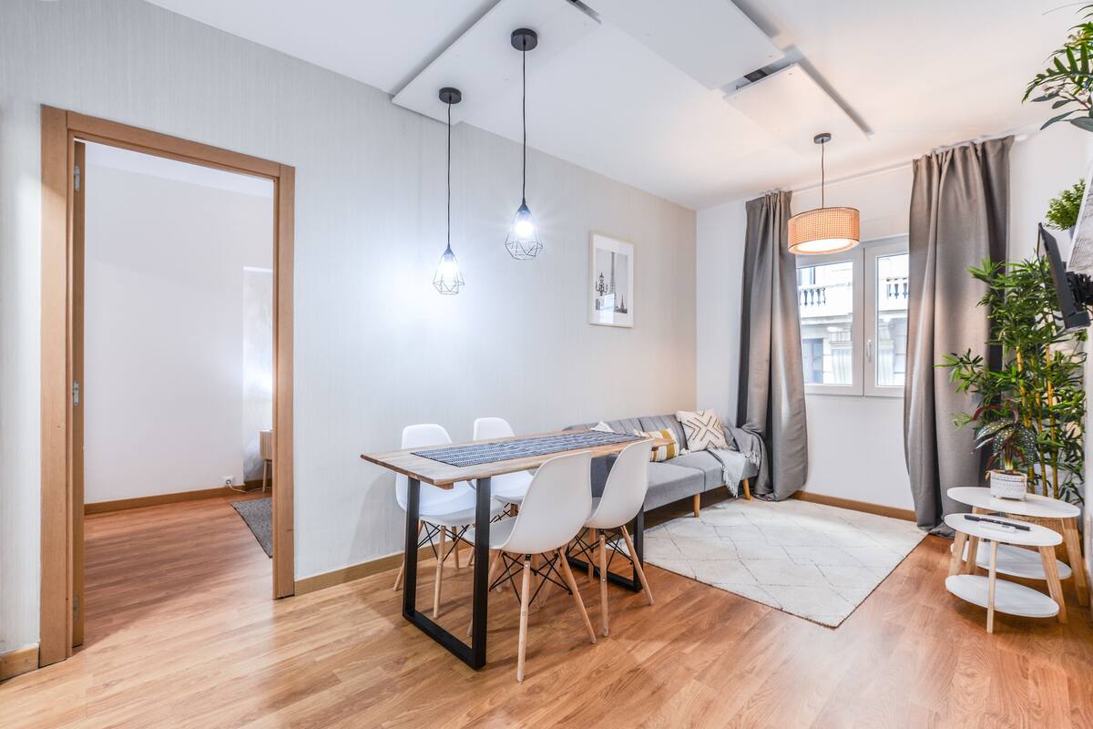 1 habitación, cortinas blackout y tabla de planchar con plancha