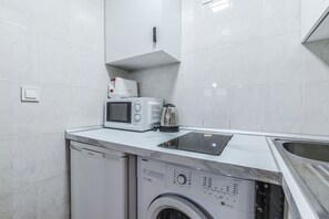 Kylskåp, mikrovågsugn och städutrustning