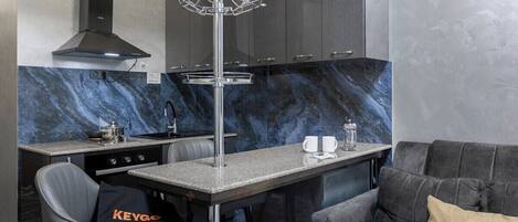 Réfrigérateur, micro-ondes, four, plaque de cuisson