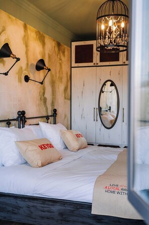 2 bedrooms, desk, iron/ironing board, WiFi