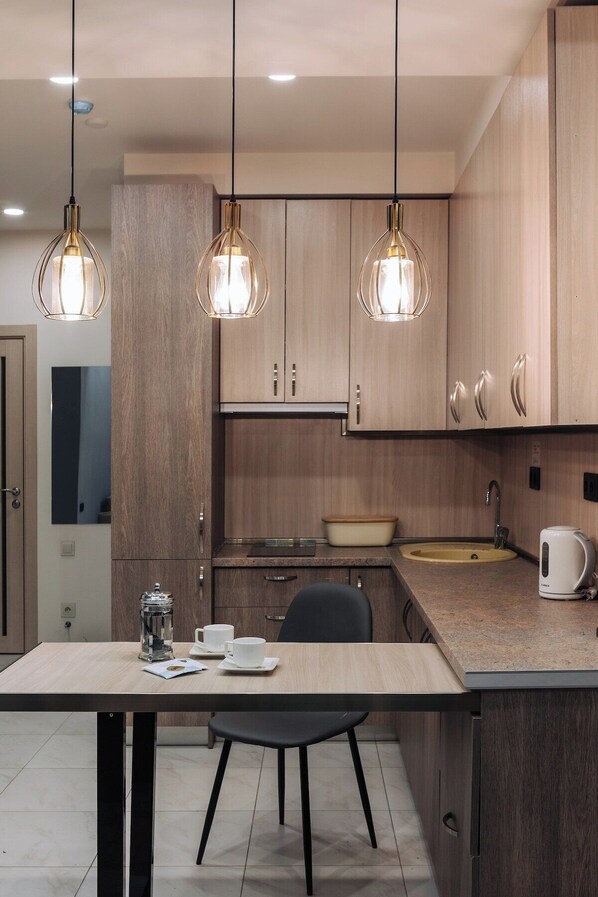 Réfrigérateur, micro-ondes, plaque de cuisson, cafetière/bouilloire