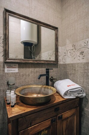 Séchoir à cheveux, serviettes fournies