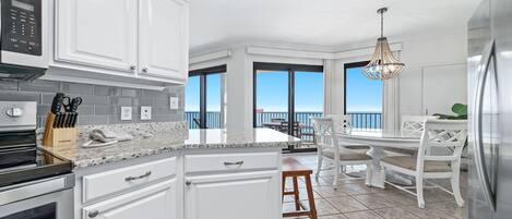 Kühlschrank, Mikrowelle, Herdplatte, Geschirrspüler