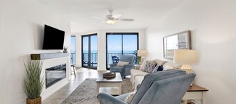 1BR Beachfront Beauty!