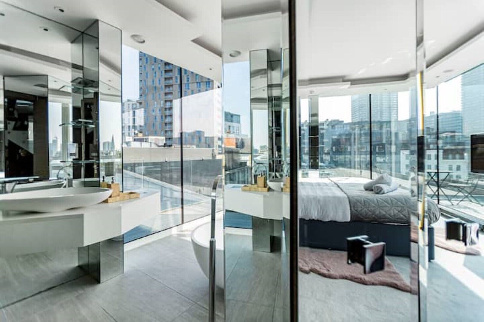 3 habitaciones, tabla de planchar con plancha y cuna de viaje 