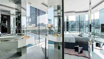 3 habitaciones, tabla de planchar con plancha y cuna de viaje