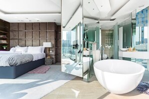 3 habitaciones, tabla de planchar con plancha y cuna de viaje 