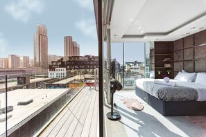 3 chambres, fer et planche à repasser, lit de bébé portatif