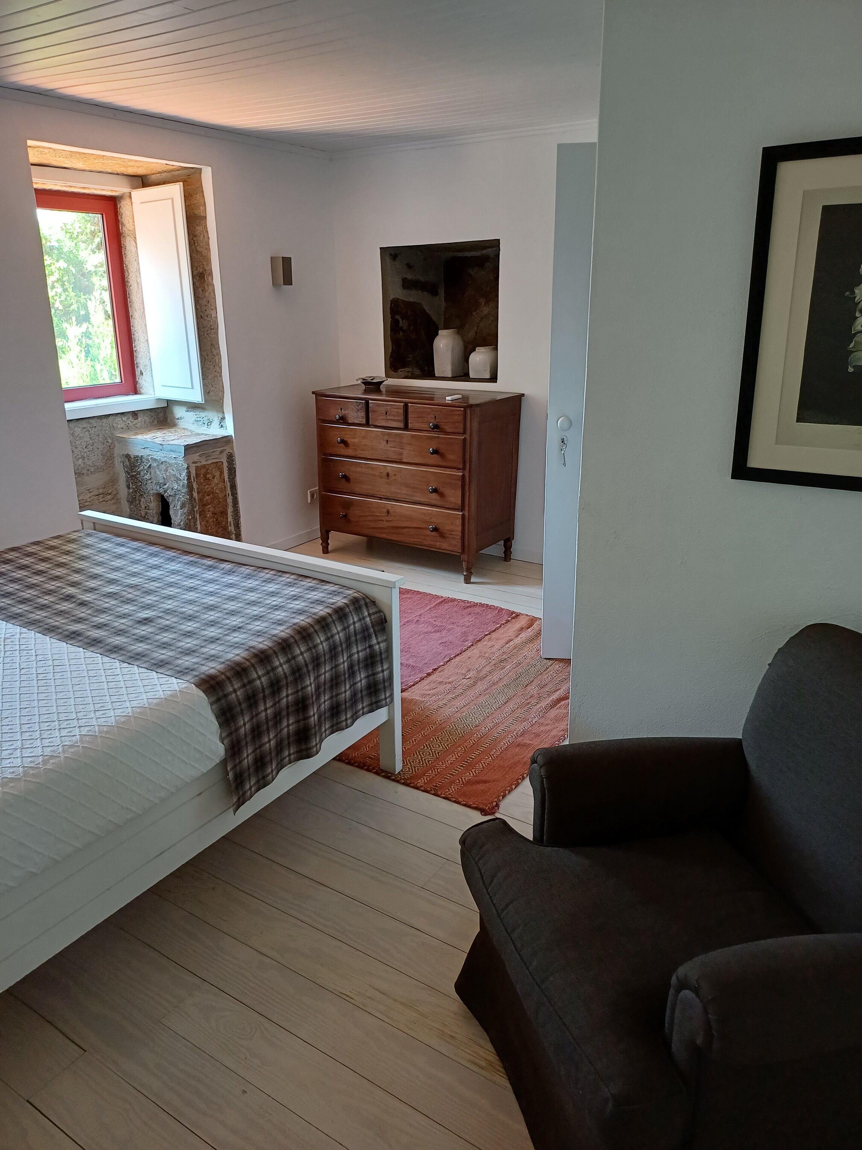 3 quartos, ferros/tábuas de passar roupa, Wi-Fi, roupa de cama