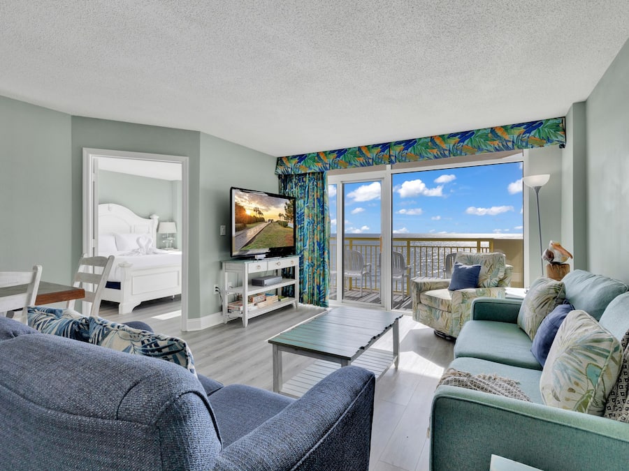Condo com design assinado, 3 quartos, sacada, vista para o oceano | Sala de estar | Smart TV 65 polegadas com canais a cabo