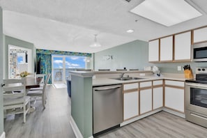 Signature Condo, 3 Bedrooms, Balcony, Ocean View | Private kitchen