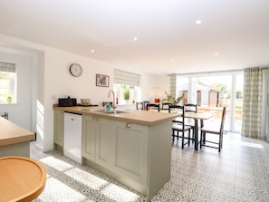 Frigorifero, lavastoviglie, bollitore elettrico, tostapane