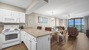 Køleskab, mikrobølgeovn, ovn, kogeplade