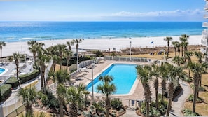 Innendørsbasseng og et oppvarmet basseng