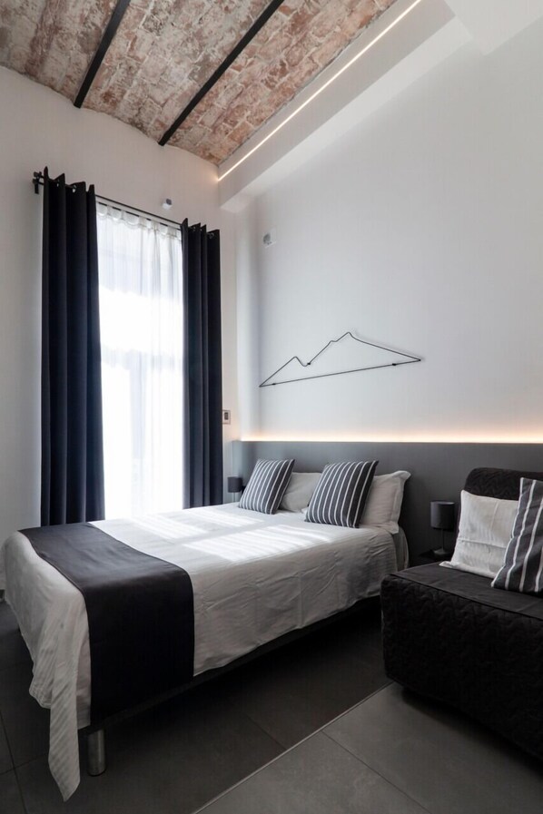 Luxury Suite, 1 Queen Bed, Non Smoking, Balcony
