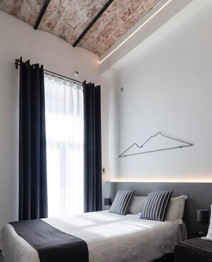 Luxury Suite, 1 Queen Bed, Non Smoking, Balcony