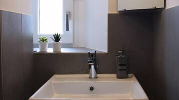 Suite Deluxe, 1 letto queen, non fumatori, vista città | Bagno | Doccia, doccia idromassaggio