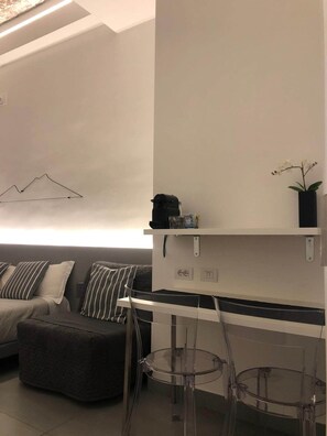 Luksussuite, 1 queensize-seng, ikke-røyk, balkong | Oppholdsområde | En 32-tommers smart-TV med Parabol-TV