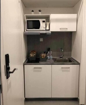Business Triple Room, 1 Queen Bed, Non Smoking, City View | Private kitchen