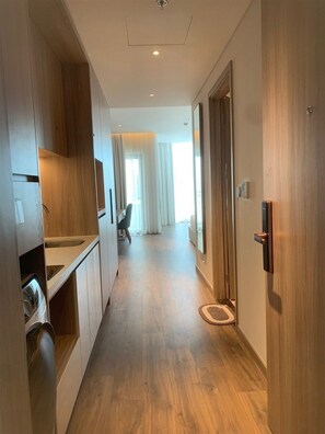 1 bedroom, hypo-allergenic bedding, minibar, desk