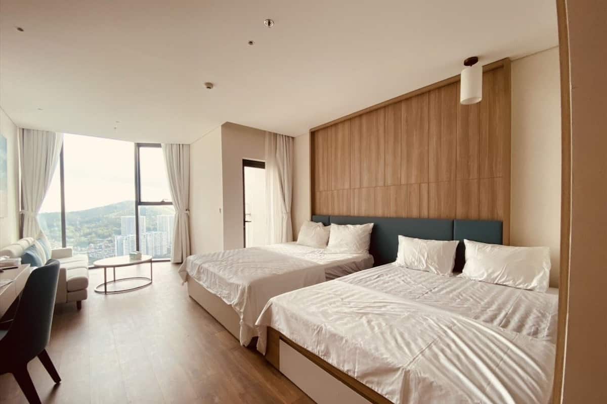1 bedroom, hypo-allergenic bedding, minibar, desk