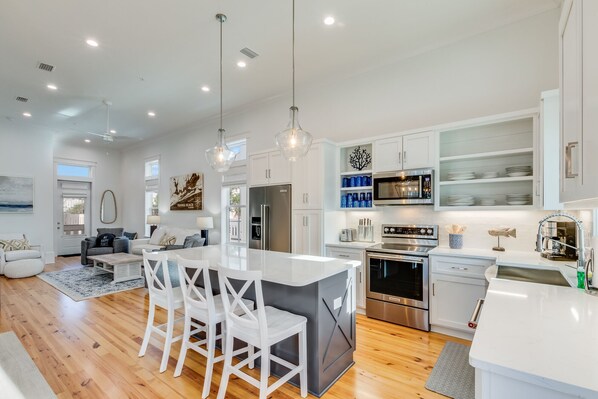 Réfrigérateur, four à micro-ondes, un four, surface de cuisson