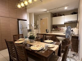 Premium Apartment, Non Smoking, City View | Dining room