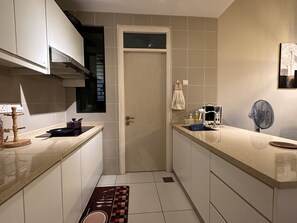 Premium appartement, niet-roken, uitzicht op stad | Privékeuken | Een koelkast/vriezer, een magnetron, een kookplaat, een waterkoker