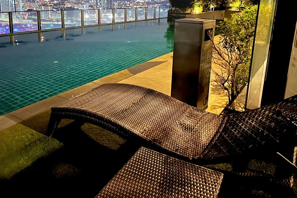 2 albercas al aire libre, acceso de 07:00 a 22:00, y camastros