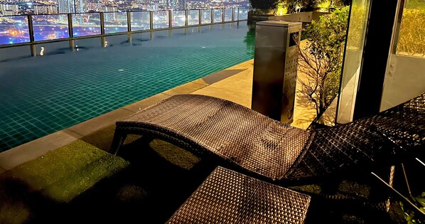 2 piscines extérieures, chaises longues