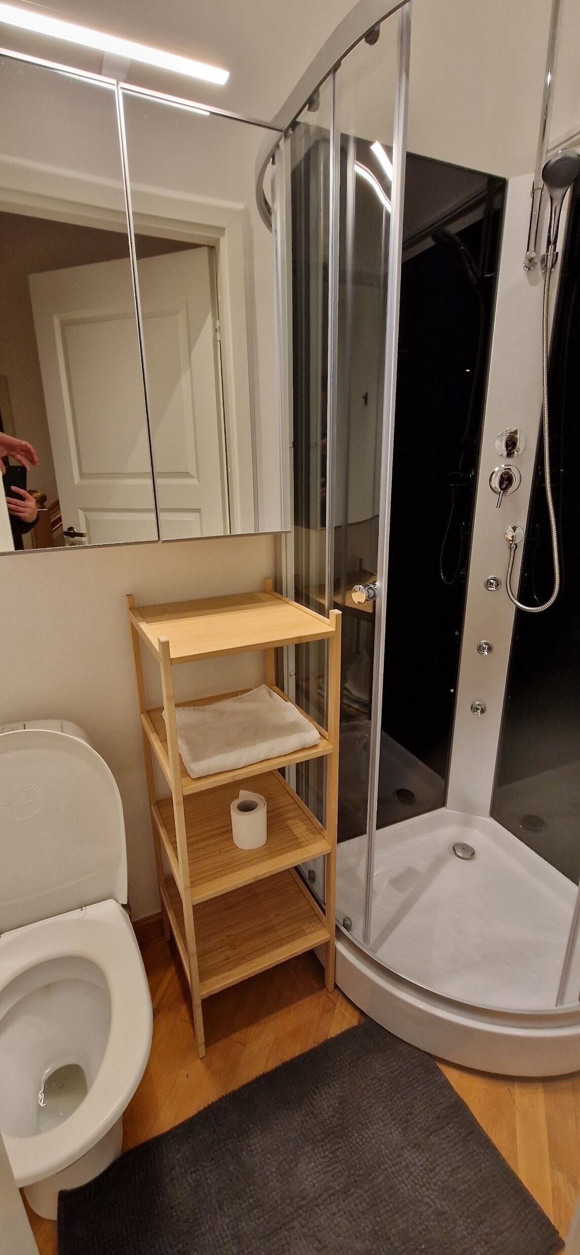 Ilmaiset hygieniatuotteet, hiustenkuivaaja, pyyhkeet, vessapaperi