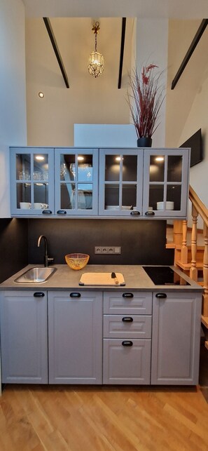 Großer Kühlschrank, Herdplatte, Wasserkocher