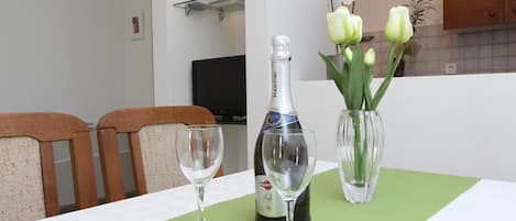 アパートメント 1 ベッドルーム | リビング エリア | 50 cmの薄型テレビ (衛星放送視聴可)