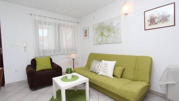 Apartemen, 1 kamar tidur | Area keluarga | Televisi layar datar 50-cm dengan saluran TV satelit