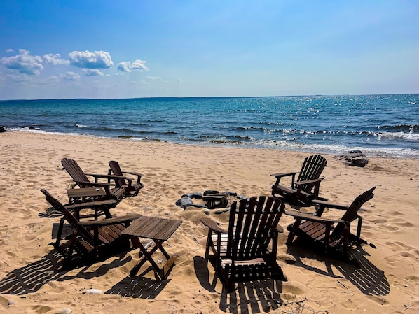 On the beach - Beautiful House on Lake Michigan! 10 Minutes HS! Private Sandy Beach! (Harbor Springs)