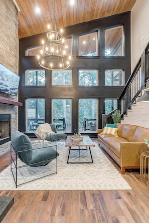 Smart TV, fireplace, video games - Luxury Modern Cabin *Golf* Playground * 2 Master Suites* (Broken Bow)