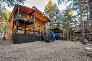 Children’s area - Luxury Modern Cabin *Golf* Playground * 2 Master Suites* (Broken Bow)