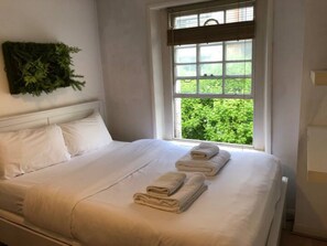 2 bedrooms, iron/ironing board, WiFi, bed sheets - Bright 2BR Gem near Oxford St!

 (London)