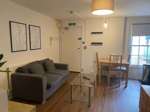 Living area - Bright 2BR Gem near Oxford St!

 (London)