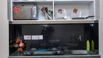 Estudi Deluxe | Cuina privada | Frigorífic, microones i utensilis de cuina, vaixella i coberteria