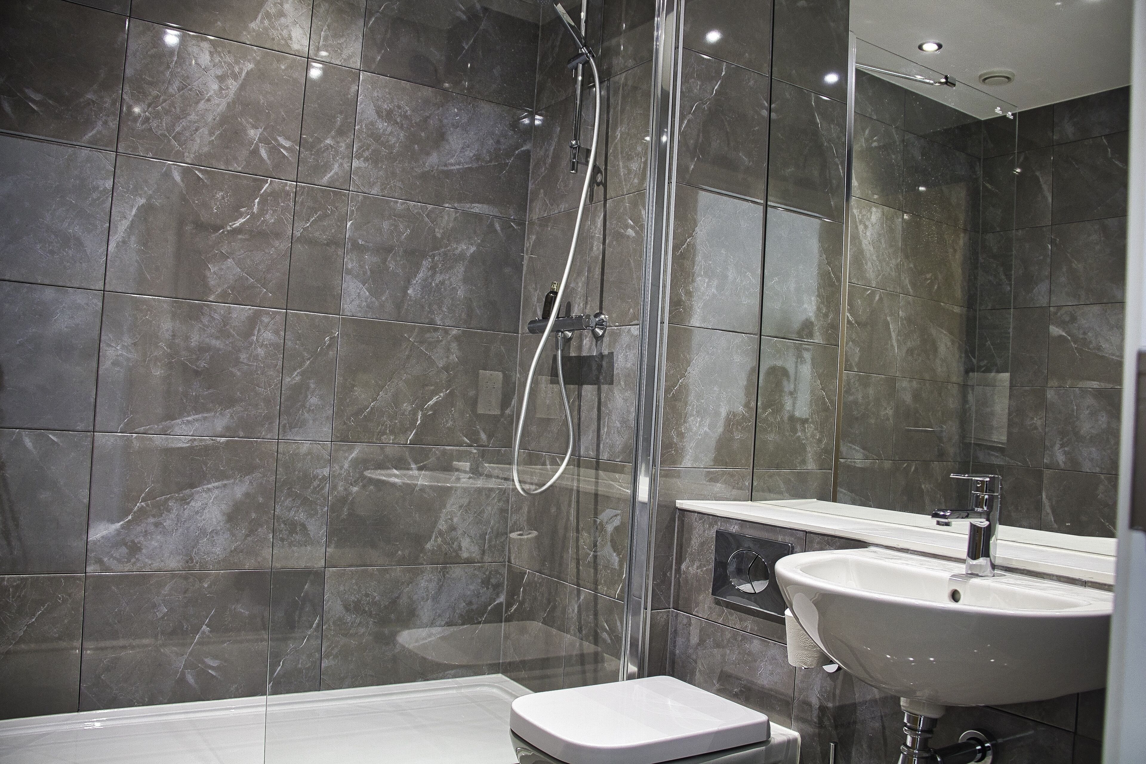 Douche, sèche-cheveux, serviettes fournies, papier toilette