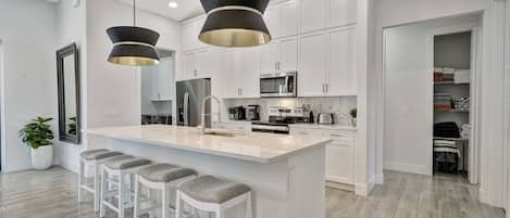 Frigorífico, microondas, horno y placa de cocina