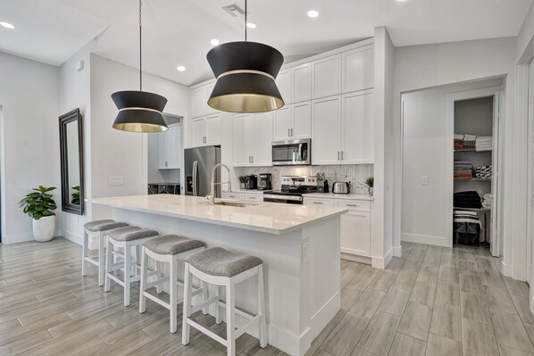 Réfrigérateur, micro-ondes, four, plaque de cuisson