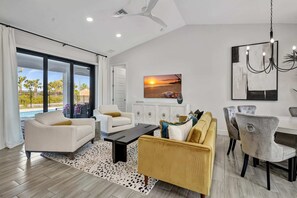 TV, offices - Luxury Retreat in Secret Paradise (Bonita Springs)