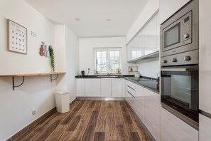 Frigorifero, microonde, forno, piano cottura