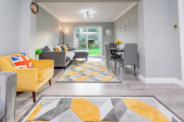 Smart TV, printers - Stunning Place near Windsor & Heathrow, 3BR House (Burnham)