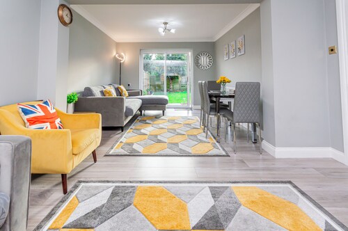 Stunning Place near Windsor & Heathrow, 3BR House