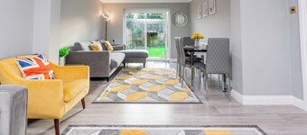 Stunning Place near Windsor & Heathrow, 3BR House