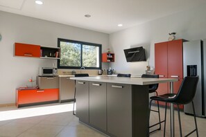 Fridge, microwave, oven, dishwasher - Contemporary villa with view and heated pool – St Restitut, Drôme Provençale (Saint-Restitut)