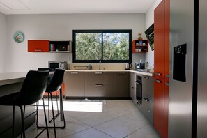 Fridge, oven, dishwasher, coffee/tea maker